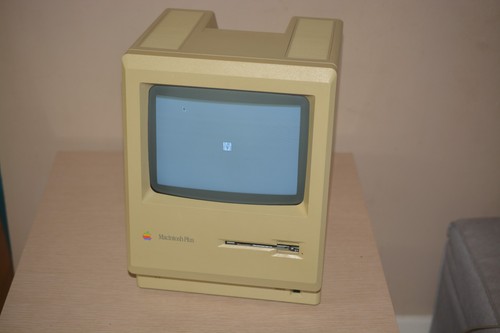 Vintage apple macintosh plus - macintosh,